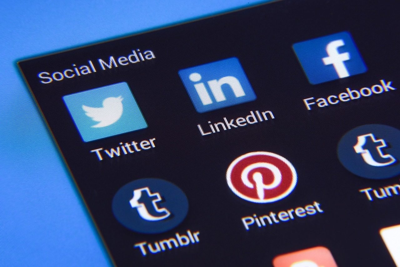 How Social Proof & Testimonials Drive Sales (Psychology + Strategies)